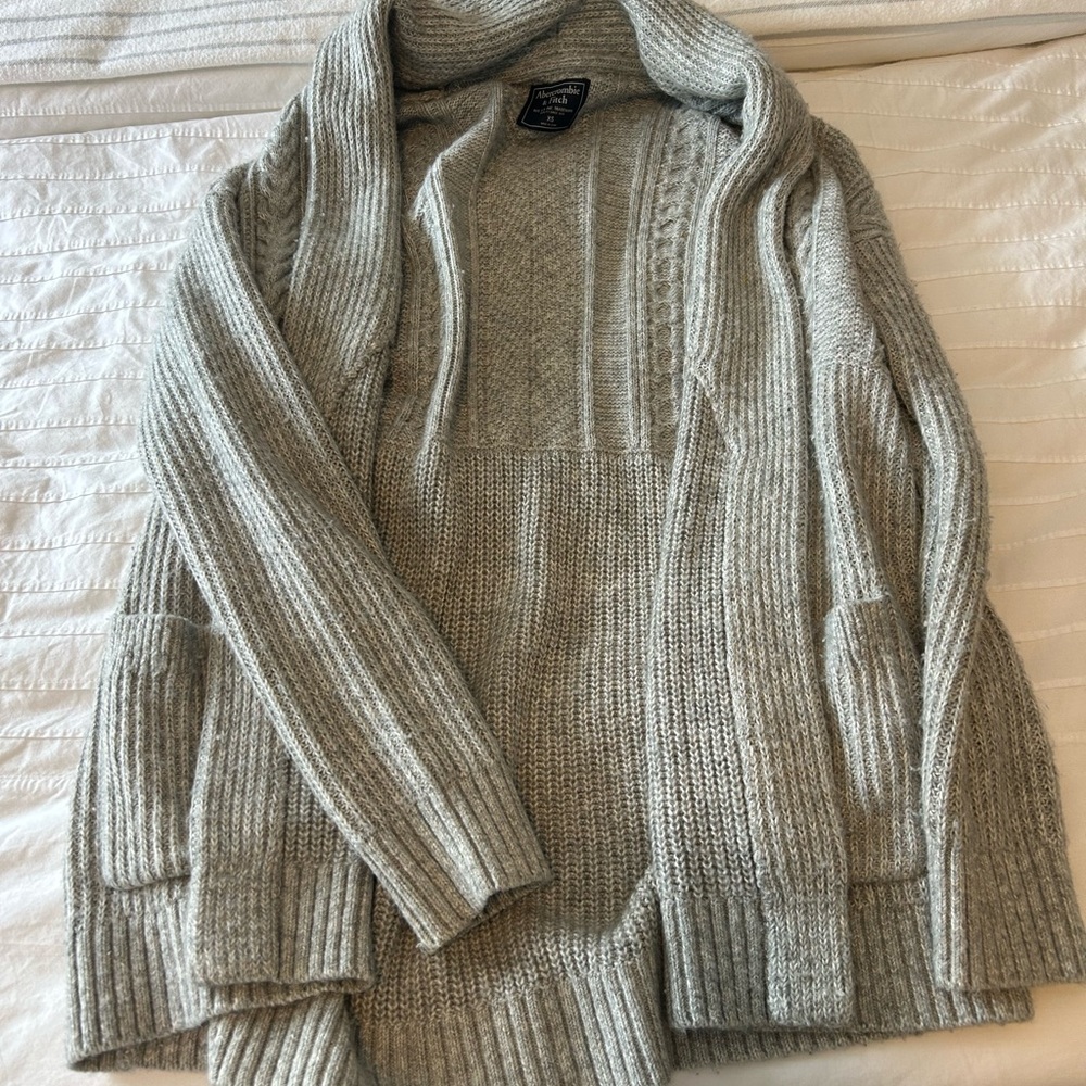 Abercrombie & Fitch Light Gray Knit Sweater